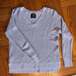 Abercrombie & Fitch Knit V neck Sweater sz S Lilac